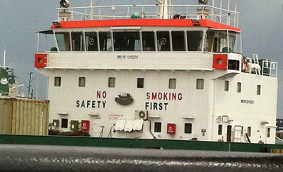Tanker Bild der Brücke eines Schiffes mit ungünstig angebrachter Beschriftung NO - SMOKING und SAFETY - FIRST